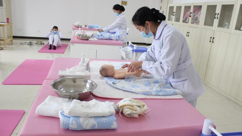 月子中心一对一育婴师：她们的经验，你的育儿助手