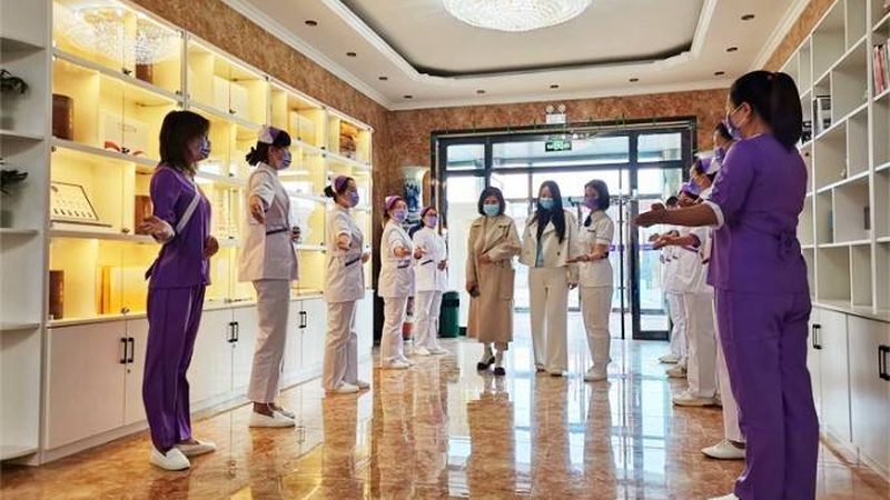 金牌月嫂的价格通常由以下几个因素构成：