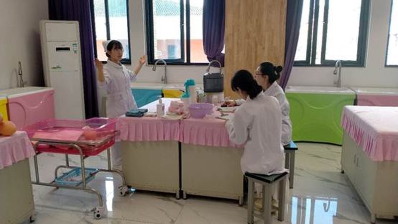 母婴店加盟店的装修应充分考虑功能分区，合理布局。一般可分为以下几个区域：